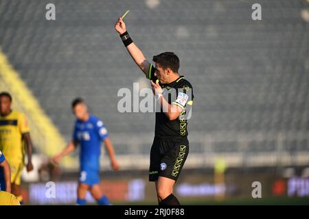 Luca Massimi (Schiedsrichter) während des italienischen Spiels der Serie A zwischen Empoli 0-1 Hellas Verona im Carlo Castellani Stadion am 19. August 2023 in Empoli, Italien. Kredit: Maurizio Borsari/AFLO/Alamy Live News Stockfoto