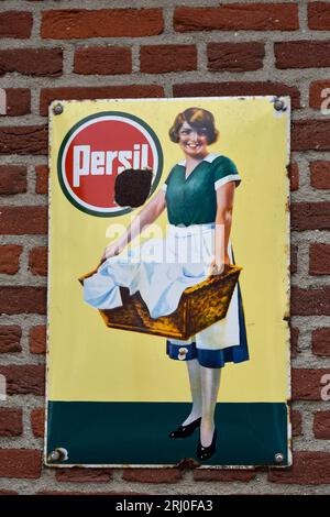 Altmodisches emailliertes Werbeschild an einer Wand in der Mitte von Spakenburg zur Förderung des Waschmittels Persil Stockfoto