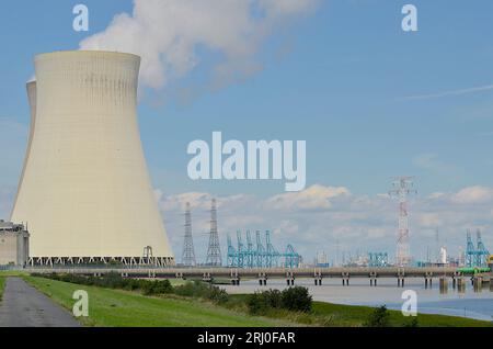 Das Kernkraftwerk der Geisterstadt Doel, das in letzter Zeit in den Grenzregionen Zeeland und Brabant große Besorgnis hervorgerufen hat Stockfoto