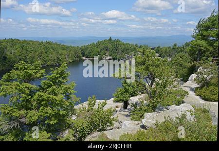 Das Minnewaska State Park Preserve liegt am Shawangunk Ridge im Ulster County, New York. Wunderschöne Landschaft mit dem See Minnewaska Stockfoto