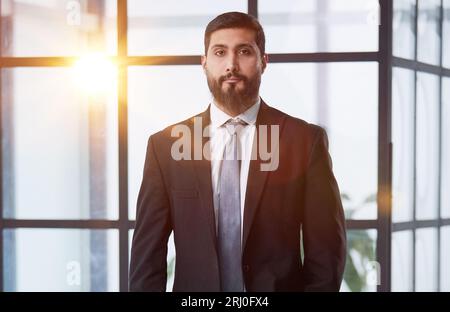 Portrait eines jungen Geschäftsmannes in voller Länge Stockfoto