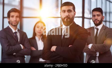 Verschiedene Führungskräfte des Unternehmensteams, die mit einer multiethnischen Gruppe von Mitarbeitern posieren. Stockfoto