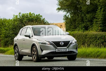 Woburn, Betten, Großbritannien - 19. August 2023: 2022 Nissan Qashqai Hybrid-Elektroauto auf einer englischen Landstraße. Stockfoto