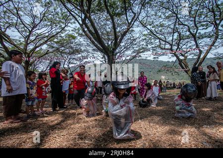 Bogor, Indonesien. Aug. 2023. Kinder nehmen an einem Rennsack Teil, der am 17. August 2023 in Bogor, West Java, Indonesien, den 78. Indonesischen Unabhängigkeitstag trägt. (Foto: Andi M Ridwan/INA Photo Agency/SIPA USA) Credit: SIPA USA/Alamy Live News Stockfoto