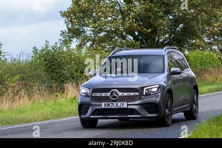 Woburn, Beds, UK - 19. August 2023: Mercedes Benz GLB 220 AMG Line mit 2021 Dieselmotoren auf einer englischen Landstraße. Stockfoto