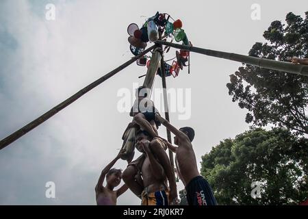 Bogor, Indonesien. Aug. 2023. Kinder nehmen an einem Rennen Teil, um hängende Preise zu sammeln, indem sie einen mit Gleitmittel bedeckten Baumstamm klettern, der vor Ort als Panjat Pinang bekannt ist, während des 78. Indonesischen Unabhängigkeitstages in Bogor, West Java, Indonesien, am 17. August 2023. (Foto: Andi M Ridwan/INA Photo Agency/SIPA USA) Credit: SIPA USA/Alamy Live News Stockfoto