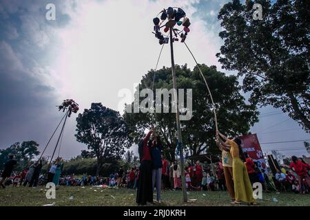 Bogor, Indonesien. Aug. 2023. Indonesische Frauen nehmen am 78. Indonesischen Unabhängigkeitstag in Bogor, West Java, Indonesien, am 17. August 2023 an einem Rennen Teil, um Geschenke mit Bambus zu sammeln. (Foto: Andi M Ridwan/INA Photo Agency/SIPA USA) Credit: SIPA USA/Alamy Live News Stockfoto