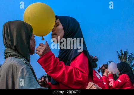 Bogor, Indonesien. Aug. 2023. Indonesische Frauen tanzen mit Ballons während des 78. Indonesischen Unabhängigkeitstages in Bogor, West Java, Indonesien, am 17. August 2023. (Foto: Andi M Ridwan/INA Photo Agency/SIPA USA) Credit: SIPA USA/Alamy Live News Stockfoto