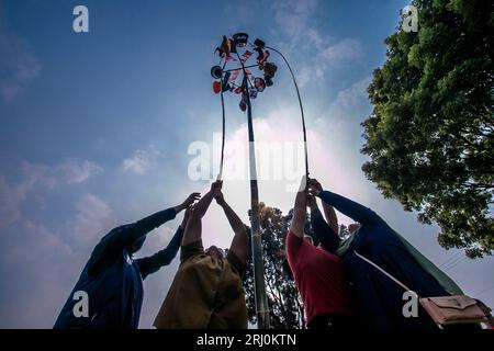 Bogor, Indonesien. Aug. 2023. Indonesische Frauen nehmen am 78. Indonesischen Unabhängigkeitstag in Bogor, West Java, Indonesien, am 17. August 2023 an einem Rennen Teil, um Geschenke mit Bambus zu sammeln. (Foto: Andi M Ridwan/INA Photo Agency/SIPA USA) Credit: SIPA USA/Alamy Live News Stockfoto