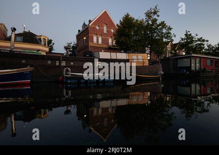 Traditionelle holländische Hausboote legten am Flussufer im Stadtzentrum von Haarlem an Stockfoto