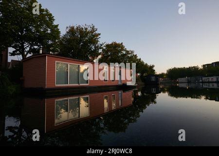 Traditionelle holländische Hausboote legten am Flussufer im Stadtzentrum von Haarlem an Stockfoto