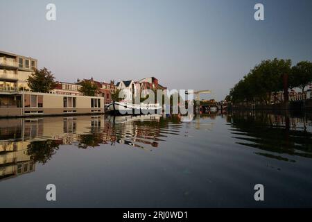 Traditionelle holländische Hausboote legten am Flussufer im Stadtzentrum von Haarlem an Stockfoto