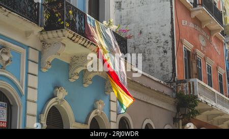 Die verwitterte „Gay Pride“-Flagge im Regenbogen hängt vom Balkon in Old San Juan Stockfoto