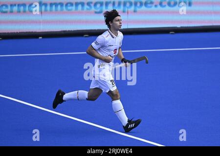 Monchengladbach, Deutschland. August 2023. Der Belgier William Ghislain feiert nach einem Eishockeyspiel zwischen England und der belgischen Männer-Hockeymannschaft Red Lions am Sonntag, den 20. August 2023 in Monchengladbach, das Spiel 1/3 in der Poolphase der Männer-Hockey-Europameisterschaft. Die EuroHockey-Meisterschaften 2023 finden vom 18. August bis zum 27. August 2023 statt. BELGA PHOTO DIRK WAEM Credit: Belga News Agency/Alamy Live News Stockfoto