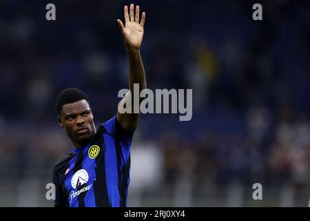 Milano, Italien. August 2023. Denzel Dumfries vom FC Internazionale feiert am Ende des Spiels der Serie A zwischen dem FC Internazionale und dem AC Monza im Stadio Giuseppe Meazza. Dank: Marco Canoniero/Alamy Live News Stockfoto