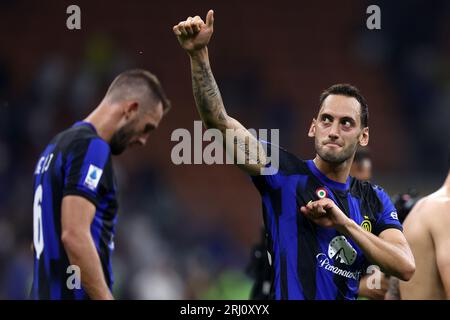 Milano, Italien. August 2023. Hakan Calhanoglu vom FC Internazionale feiert am Ende des Spiels der Serie A zwischen dem FC Internazionale und dem AC Monza im Stadio Giuseppe Meazza. Dank: Marco Canoniero/Alamy Live News Stockfoto