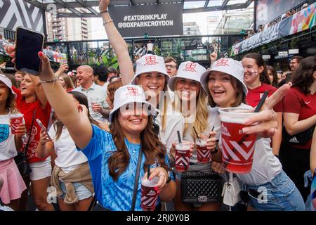 London, Großbritannien. August 2023. Fans im Boxpark in Croydon, während England im Finale der Frauen-Weltmeisterschaft spielt. England trifft im Finale der Frauen-Weltmeisterschaft in Sydney, Australien, auf Spanien. Es ist das erste Mal seit 1966, dass eine englische Fußballmannschaft ein WM-Finale erreicht hat. Quelle: Mark Thomas/Alamy Live News Stockfoto