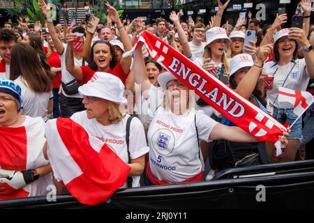 London, Großbritannien. August 2023. Fans im Boxpark in Croydon, während England im Finale der Frauen-Weltmeisterschaft spielt. England trifft im Finale der Frauen-Weltmeisterschaft in Sydney, Australien, auf Spanien. Es ist das erste Mal seit 1966, dass eine englische Fußballmannschaft ein WM-Finale erreicht hat. Quelle: Mark Thomas/Alamy Live News Stockfoto