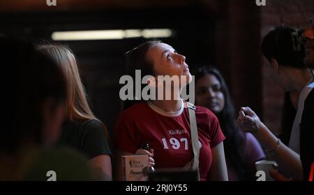 Brighton UK 20. August 2023 – England-Fans sehen sich die erste Hälfte im King & Queen Pub in Brighton an, während England im Finale der Frauen-Weltmeisterschaft in Australien gegen Spanien antritt: Credit Simon Dack / Alamy Live News Stockfoto