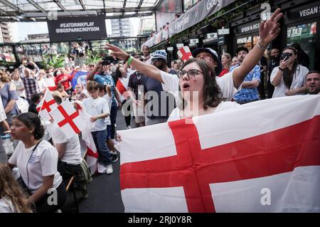 London, Großbritannien. August 2023. FIFA Frauen-WM-Finale: England gegen Spanien. England-Fans reagieren, während sie im BOXPARK Croydon die erste Halbzeit während des WM-Endspiels von England gegen Spanien live vom Stadion Australia in Sydney aus verfolgen. Guy Corbishley/Alamy Live News Stockfoto