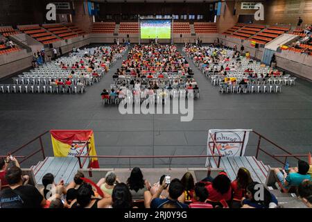 Barcelona, Barcelona, Spanien. August 2023. Hunderte von spanischen Fans genießen das Finale der Frauen-Weltmeisterschaft 2023 zwischen Spanien und England. Der Stadtrat von Barcelona hat eine riesige Leinwand im CEM Vall d'HebrÃ³n installiert, die Platz für 2.000 Personen bietet. (Bild: © Marc Asensio Clupes/ZUMA Press Wire) NUR REDAKTIONELLE VERWENDUNG! Nicht für kommerzielle ZWECKE! Quelle: ZUMA Press, Inc./Alamy Live News Stockfoto