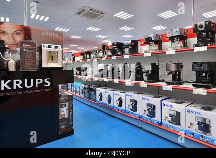 Moskau, Russland – 14. August. 2023. Kaffeemaschine im Elektronikgeschäft Mvideo und Haushaltsgeräte in Zelenograd Stockfoto