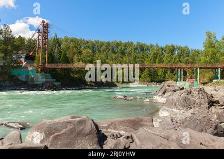 Kabelbrücke über den Katun-Fluss, Außenaufnahme an einem sonnigen Sommertag. Republik Altai, Russland Stockfoto