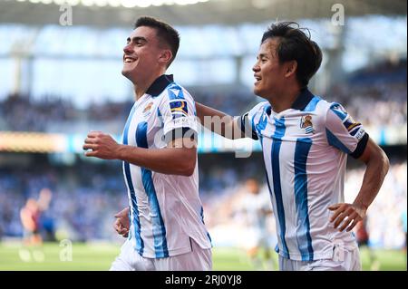 Takefusa Kubo feiert mit Torschütze anders Barrenetxea während des La Liga EA Sports Matches zwischen Real Sociedad und RC Celta in der reale Arena im August Stockfoto