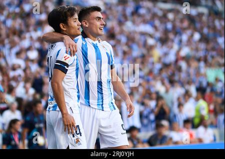 Takefusa Kubo feiert mit Torschütze anders Barrenetxea während des La Liga EA Sports Matches zwischen Real Sociedad und RC Celta in der reale Arena im August Stockfoto