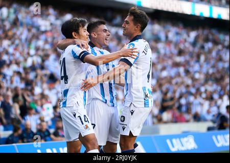 Takefusa Kubo und Martin Zubimendi feiern mit Torschütze anders Barrenetxea während des La Liga EA Sports Matches zwischen Real Sociedad und RC Celta Stockfoto