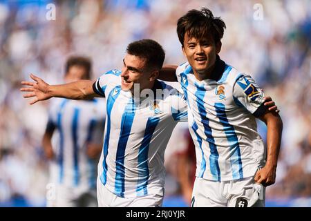 Takefusa Kubo feiert mit Torschütze anders Barrenetxea während des La Liga EA Sports Matches zwischen Real Sociedad und RC Celta in der reale Arena im August Stockfoto