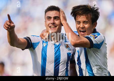 Takefusa Kubo feiert mit Torschütze anders Barrenetxea während des La Liga EA Sports Matches zwischen Real Sociedad und RC Celta in der reale Arena im August Stockfoto