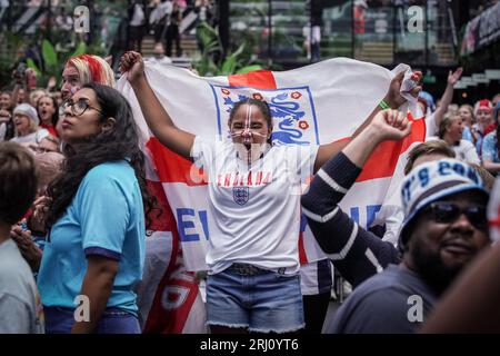 London, Großbritannien. August 2023. FIFA Frauen-WM-Finale: England gegen Spanien. England-Fans reagieren, während sie im BOXPARK Croydon die erste Halbzeit während des WM-Endspiels von England gegen Spanien live vom Stadion Australia in Sydney aus verfolgen. Guy Corbishley/Alamy Live News Stockfoto