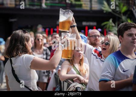 London, Großbritannien. August 2023. FIFA Frauen-WM-Finale: England gegen Spanien. England-Fans reagieren, während sie im BOXPARK Croydon die erste Halbzeit während des WM-Endspiels von England gegen Spanien live vom Stadion Australia in Sydney aus verfolgen. Guy Corbishley/Alamy Live News Stockfoto