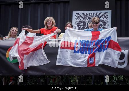 London, Großbritannien. August 2023. FIFA Frauen-WM-Finale: England gegen Spanien. England-Fans reagieren, während sie im BOXPARK Croydon die erste Halbzeit während des WM-Endspiels von England gegen Spanien live vom Stadion Australia in Sydney aus verfolgen. Guy Corbishley/Alamy Live News Stockfoto