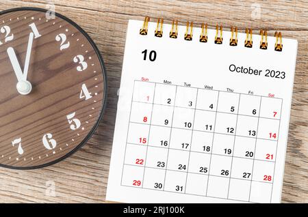 Oktober 2023 monatlicher Tischkalender für 2023 Jahre mit Uhr. Stockfoto