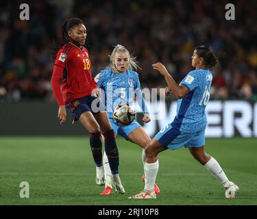 Salma Paralluelo #18 aus Spanien und Jess Carter #16 aus England kämpfen beim Finale der FIFA Frauen-Weltmeisterschaft 2023 um den Ball im Stadion Australien, Sydney, Australien, 20. August 2023 (Foto: Patrick Hoelscher/News Images) Stockfoto
