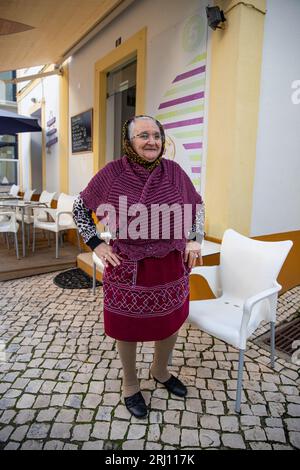 Nazare, Portugal - 09.12.2022: Ältere Dame auf der Straße Stockfoto