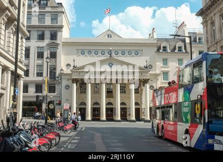 Theatre Royal Haymarket, mit Touristenbus im Vordergrund, London, Großbritannien Stockfoto