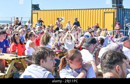 Hastings, East Sussex, Großbritannien. August 2023. Die Fans verzweifeln beim Fanzone der FIFA-Weltmeisterschaft der Frauen im Fanzone im Fanzone Fanzone Fanzone im Fanzone Fanzone Fanzone Fanzone Fanzone Fastings am Hastings Pier. Kredit: Capital/Alamy Live News Stockfoto