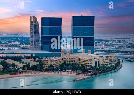 Zickzack-Türme. Auch bekannt als die West Bay Lagoon Plaza Twin Towers oder die Tanztürme Stockfoto