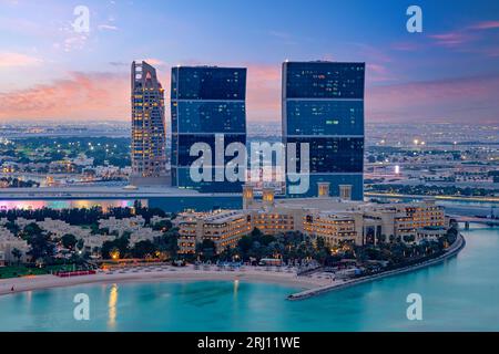 Zickzack-Türme. Auch bekannt als die West Bay Lagoon Plaza Twin Towers oder die Tanztürme Stockfoto