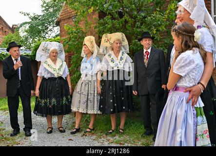 Burg, Deutschland. August 2023. Mitglieder der Heimat und Trachtenverein in Burg im Spreewald warten in sorbisch-wenischen Kostümen auf den Beginn des Gottesdienstes. Am Nachmittag findet die große Parade zum 29. Heimat- und Trachtenfest im Spreewald statt. Quelle: Patrick Pleul/dpa/Alamy Live News Stockfoto
