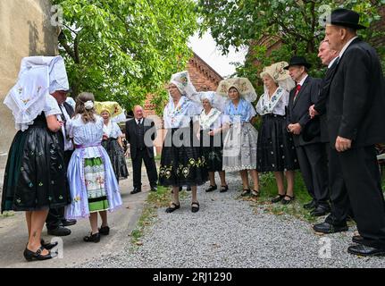 Burg, Deutschland. August 2023. Mitglieder der Heimat und Trachtenverein in Burg im Spreewald warten in sorbisch-wenischen Kostümen auf den Beginn des Gottesdienstes. Am Nachmittag findet die große Parade zum 29. Heimat- und Trachtenfest im Spreewald statt. Quelle: Patrick Pleul/dpa/Alamy Live News Stockfoto