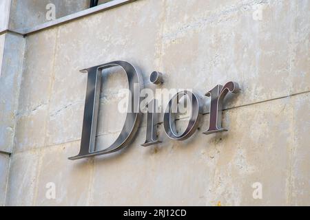 Logo des Unternehmens DIOR im Geschäft. Kiew, Ukraine - 15. Juli 2023. Stockfoto