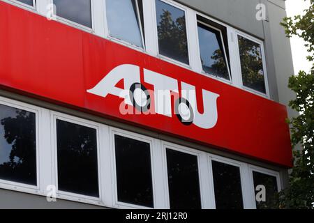 Nürnberg, 18. August 2023: ATU der Firma ATU „Auto Teile Unger“. Übersetzung: „Master Workshop“. Stockfoto