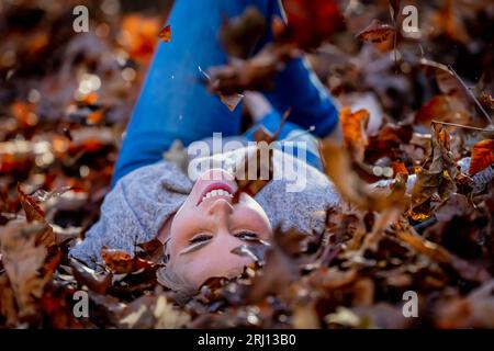 Charlotte, NC, USA. Nov 2022. Ein wunderschönes blondes Modell genießt das Herbstwetter im Freien (BILDAUSSCHNITT: © Walter G Arce SR Grindstone Medi/ASP) NUR REDAKTIONELLE VERWENDUNG! Nicht für kommerzielle ZWECKE! Stockfoto