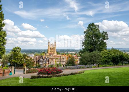 Das Abbey Hotel, ein 4-Sterne-Hotel mit dem Glockenturm der Abtei in Great Malvern, Worcestershire, England, Großbritannien Stockfoto