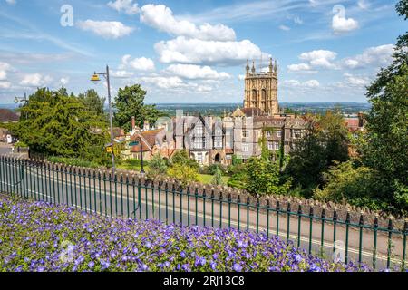 Das Abbey Hotel, ein 4-Sterne-Hotel mit dem Glockenturm der Abtei in Great Malvern, Worcestershire, England, Großbritannien Stockfoto