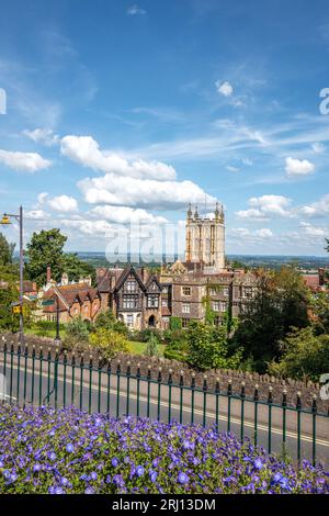 Das Abbey Hotel, ein 4-Sterne-Hotel mit dem Glockenturm der Abtei in Great Malvern, Worcestershire, England, Großbritannien Stockfoto